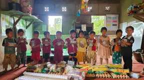 မူကြိုကျောင်းသို့ စာရေးကိရိယာနှင့် အာဟာရ တိုက်ကျွေးခြင်း