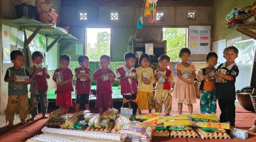 မူကြိုကျောင်းသို့ စာရေးကိရိယာနှင့် အာဟာရ တိုက်ကျွေးခြင်း